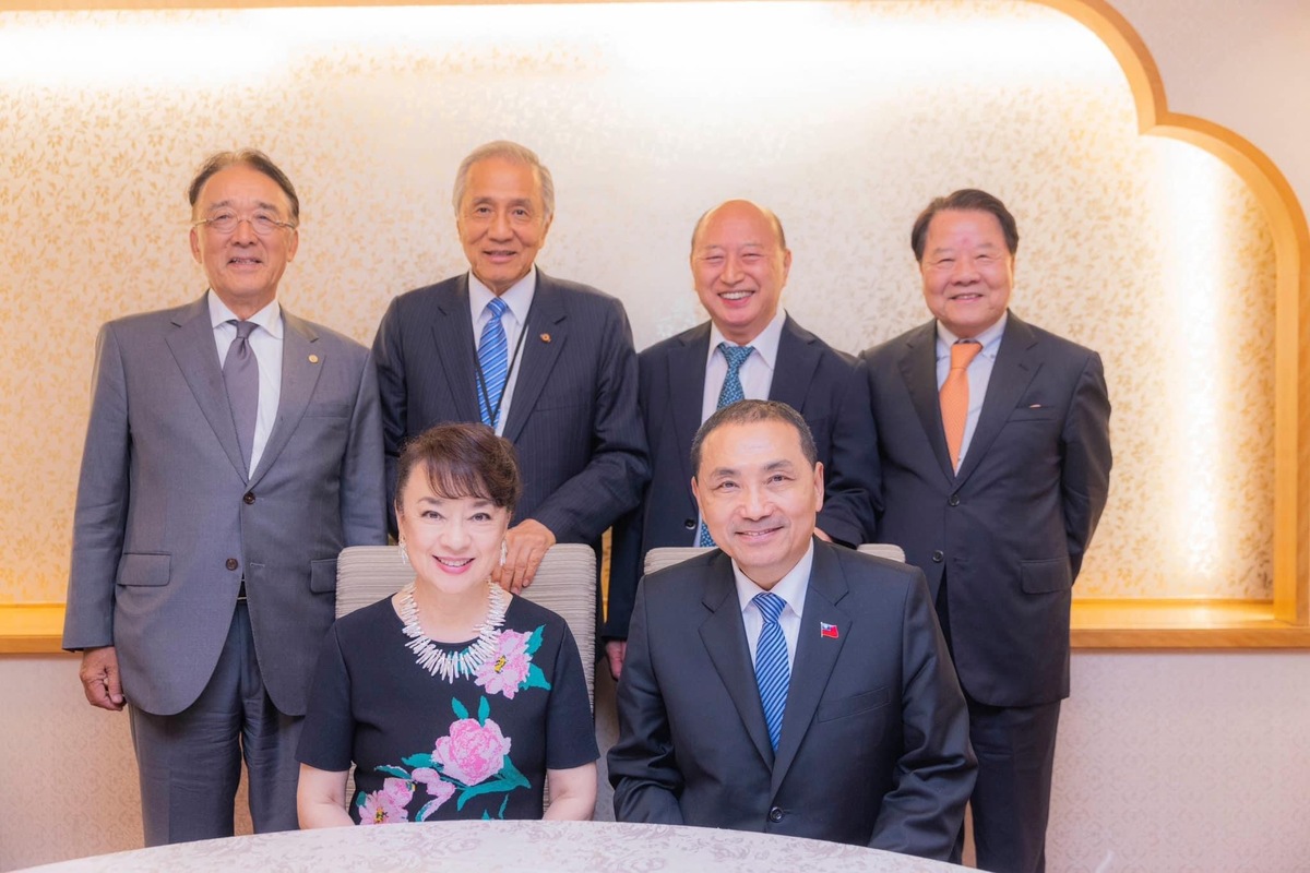 （後排左起）日本前駐台代表沼田幹夫、我國前駐日代表馮寄台、王貞治先生秘書、東京媽祖廟董事長詹德薰，（前面左1）翁倩玉。 圖：翻攝侯友宜臉書