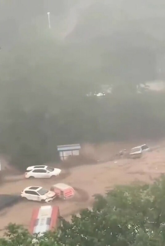 門頭溝洪水中，大量汽車被沖走。 圖：翻攝自蔡慎坤推特