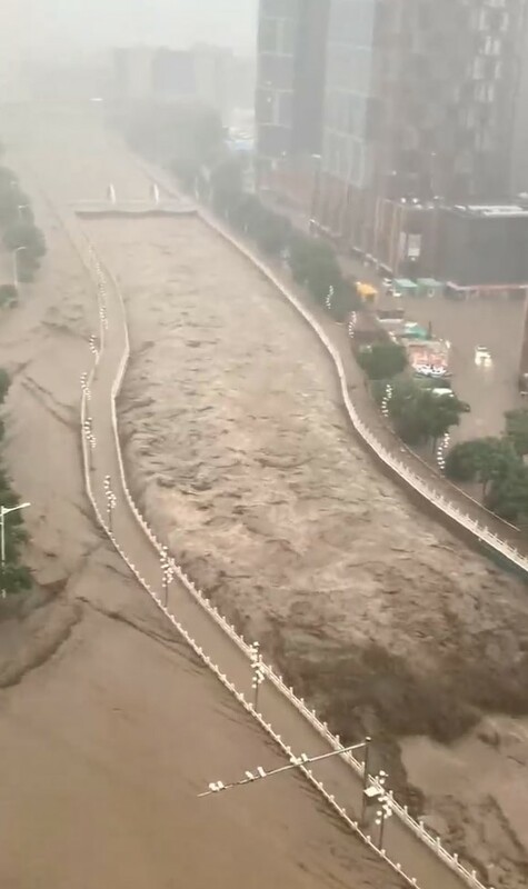 災情最嚴重的區域是門頭溝。永定河水位暴漲漫過堤壩，持續的暴雨引發山洪暴發。 圖：翻攝自蔡慎坤推特
