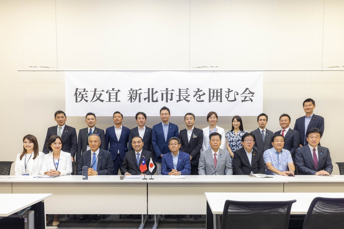 國民黨總統參選人侯友宜（前排左四）訪日期間，國民黨內仍持續分裂。 圖：侯友宜競選辦公室/提供