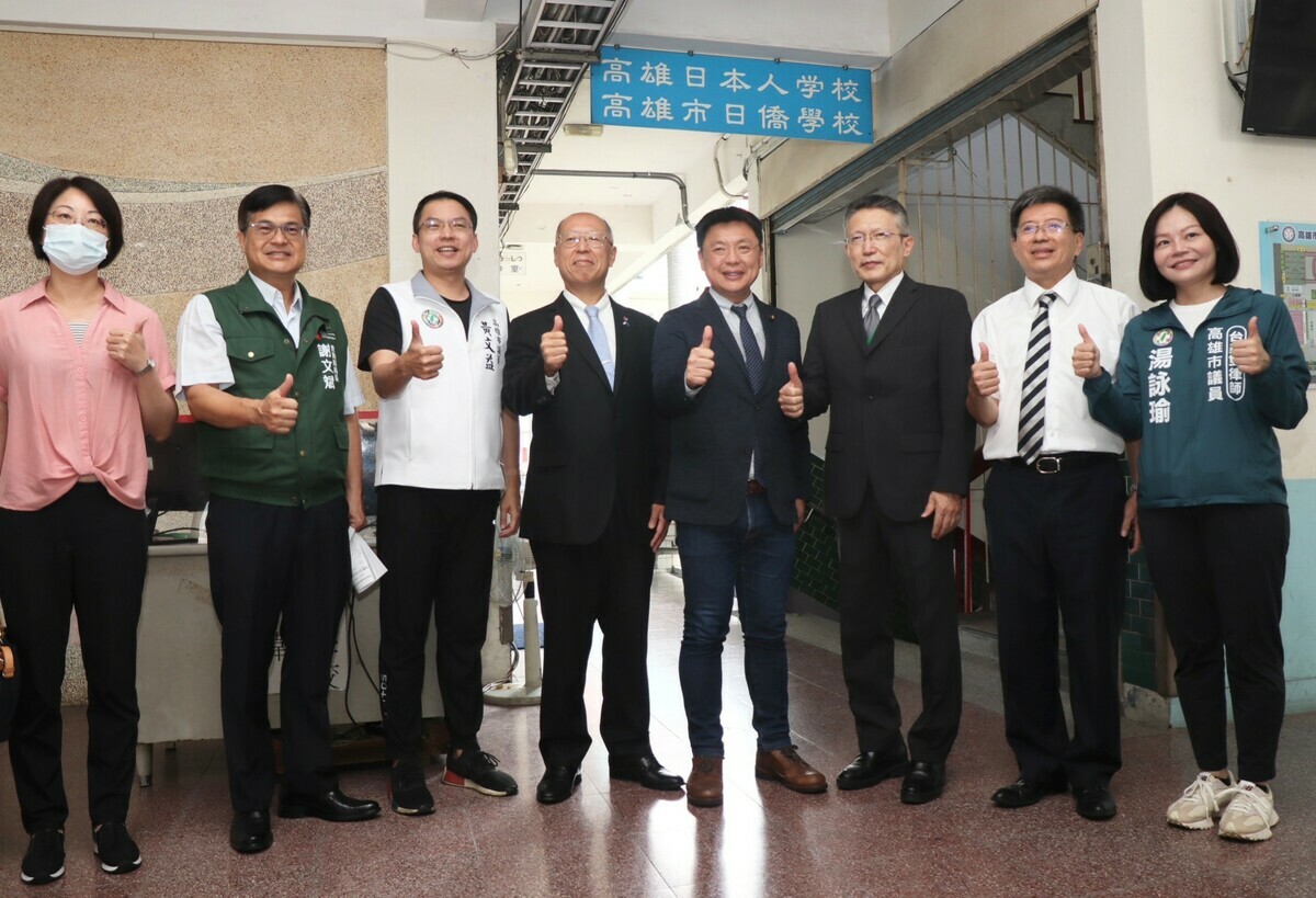 謝文斌(左二)感謝趙天麟(右四)為日僑小學承租的中正國小 教室外牆爭取整建經費。 圖：高雄市教育局提供