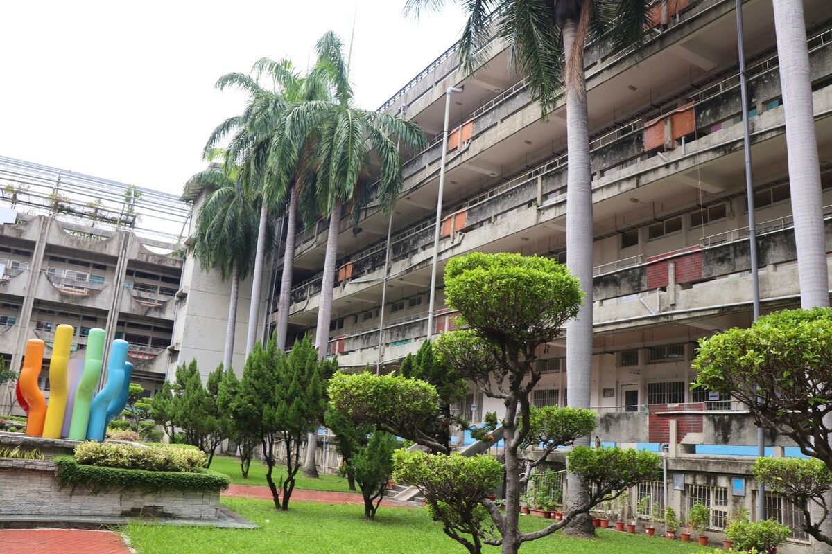 日僑小學承租的教室外牆年久斑駁。 圖：高雄市教育局提供