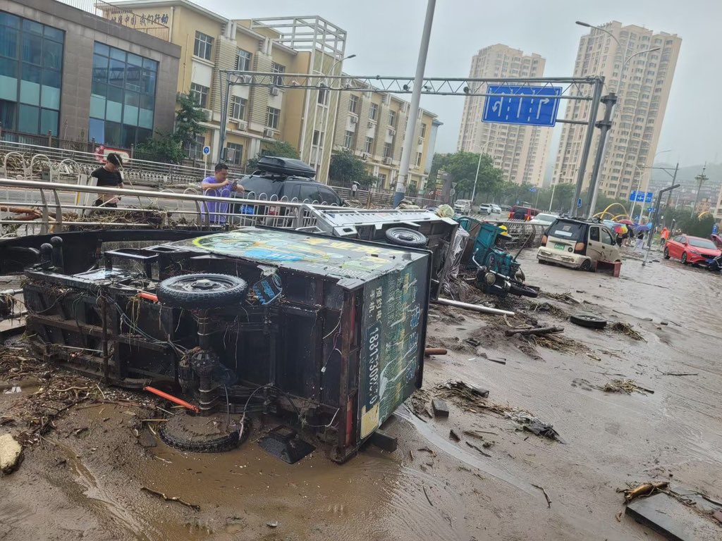 北京門頭溝區近日淹水嚴重，洪水退去後留下滿地車輛殘骸。 圖：翻攝自李老師不是你老師推特