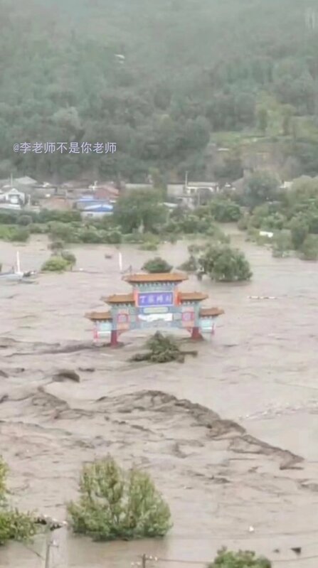 北京市門頭溝各地爆發山洪，降雨量最高達 723 毫米。 圖：翻攝自李老師不是你老師推特