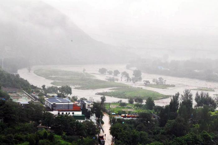 北京永定河氾濫成災，水位蔓延高過堤防，引發沿岸各地洪災。 圖：翻攝自北京青年報微博