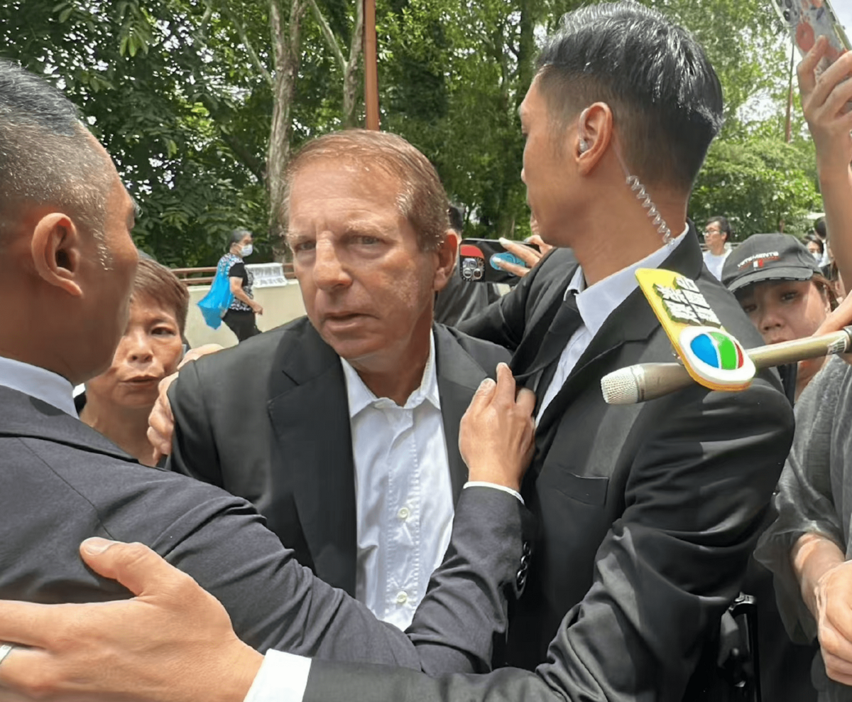 大殮儀式於今日10時30分舉行，老公Bruce被悄悄出現在火葬場，遭現場粉絲包圍。 圖：翻攝自微博