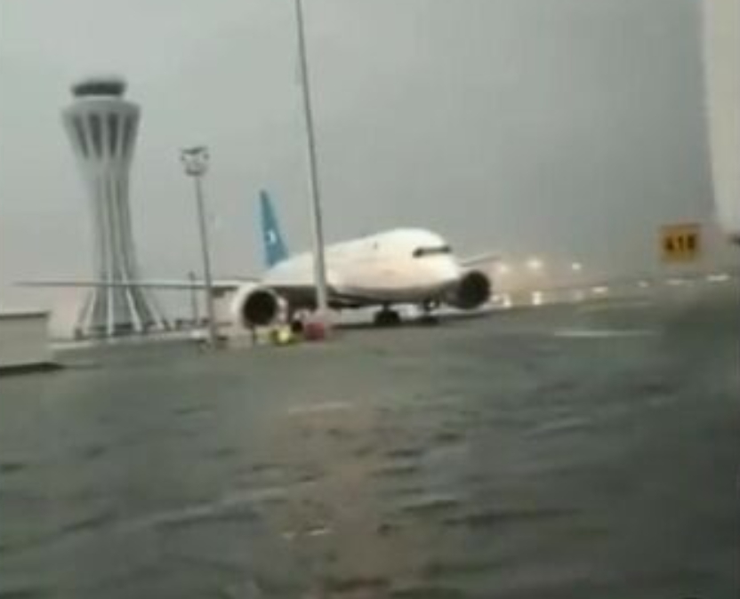 中國河北省暴雨，連北京大興機場都水淹飛機鼻輪。 圖 : 翻攝自方舟子推特