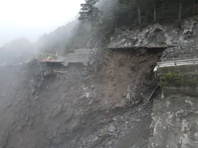 南橫38.8k~39.2k有一處路基嚴重流失約300公尺。 圖：關山工務段／提供