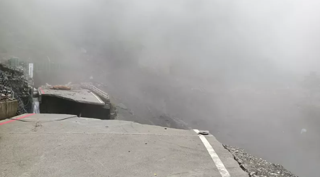 7月31日起暫時封閉南橫東西向通行進行搶修，預計管制3個月。 圖：關山工務段／提供