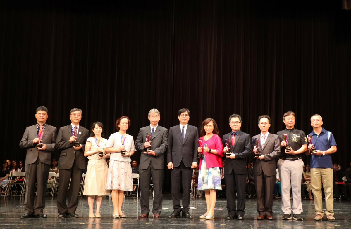 陳其邁(中)與退休校長。 圖：高雄市教育局提供