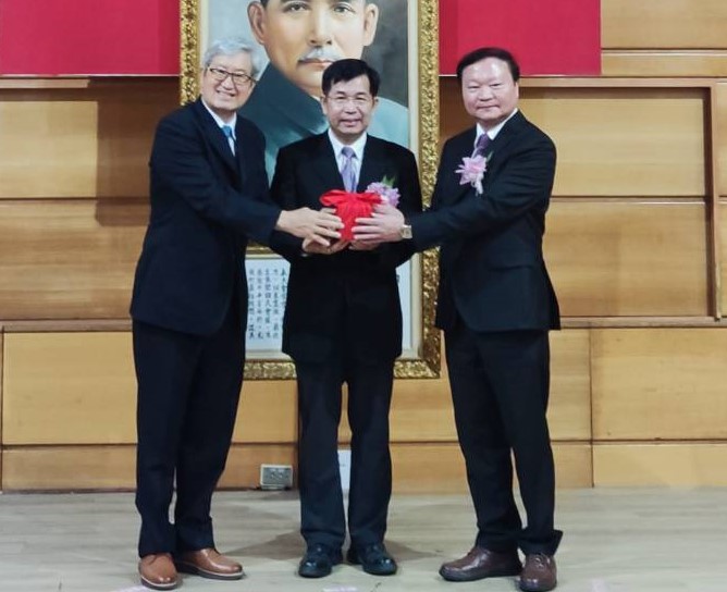 吳連賞(左)、王政彥(右)在潘文忠監交下完成交接。 圖：高雄師範大學提供