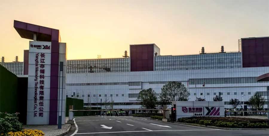 中國記憶體晶片大廠長江存儲(YMTC) 去年底遭美商務部列入出口管制名單中，董事長坦言連購買的零件都拿不到。 圖：擷取自中國「極客網」