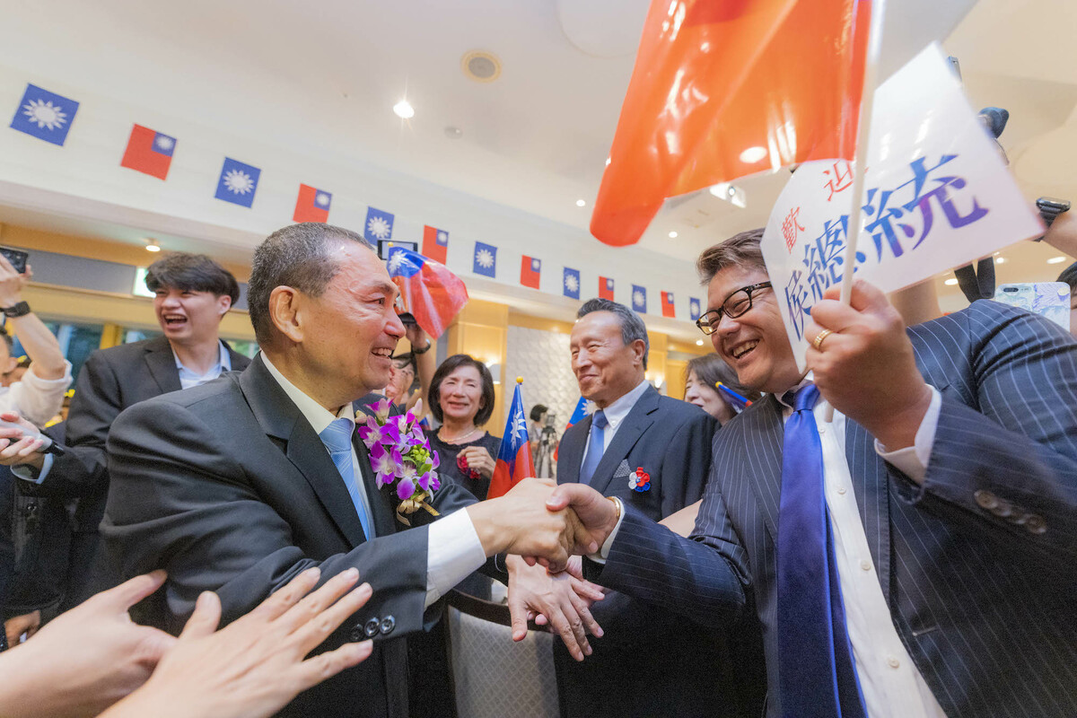 侯友宜與旅日僑胞晚宴，許多僑胞高舉國旗高喊「凍蒜」、「總統好」。 圖：侯友宜競辦/提供