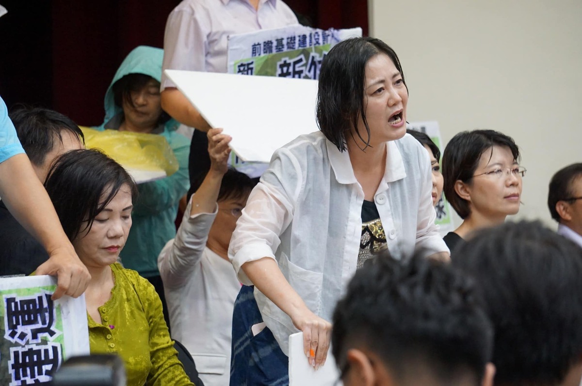 吳思瑤表示，前瞻計畫的SOP就是地方提案，中央審查，柯文哲市府根本沒申請！而當年帶頭杯葛審查大砍預算的正是蔣萬安，「當年丟水球，現在還要潑髒水？」（圖為當年吳思瑤全身被水球攻擊後的慘狀） 圖：取自吳思瑤臉書