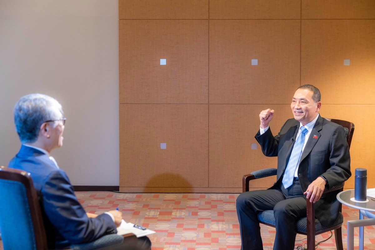 侯友宜主張兩岸之間要求同存異，互不承認主權、互不否認治權，台灣的未來由2300萬人決定。 圖：侯友宜競辦/提供