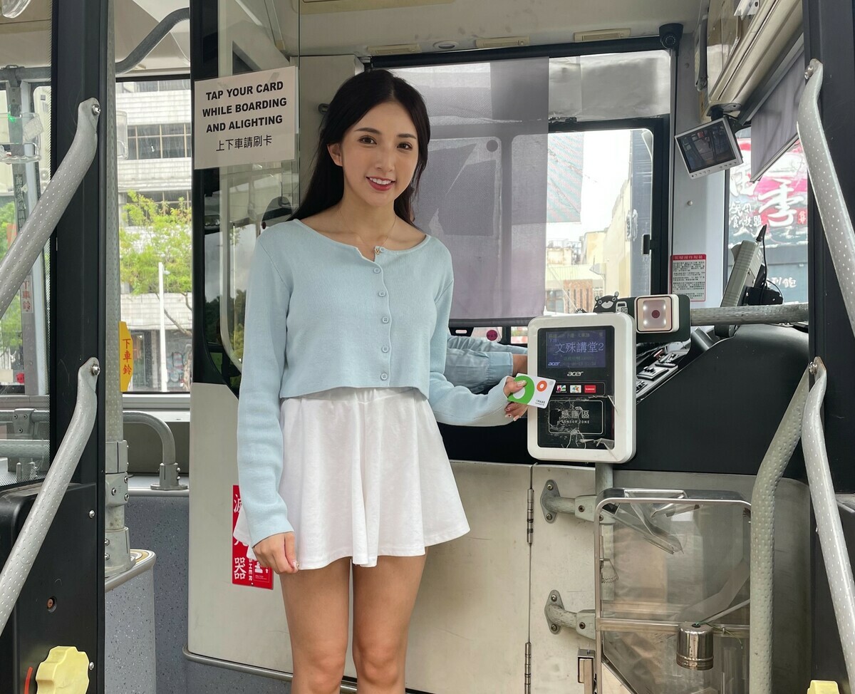 高雄鋼鐵人啦啦隊Dora讚高雄399月票超方便、超優惠。 圖：高雄市交通局／提供
