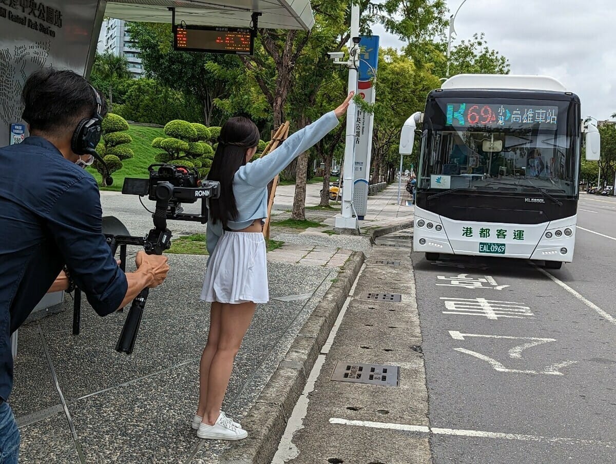 Dora（左二）體驗用399月票在高雄玩一天。 圖：高雄市交通局／提供