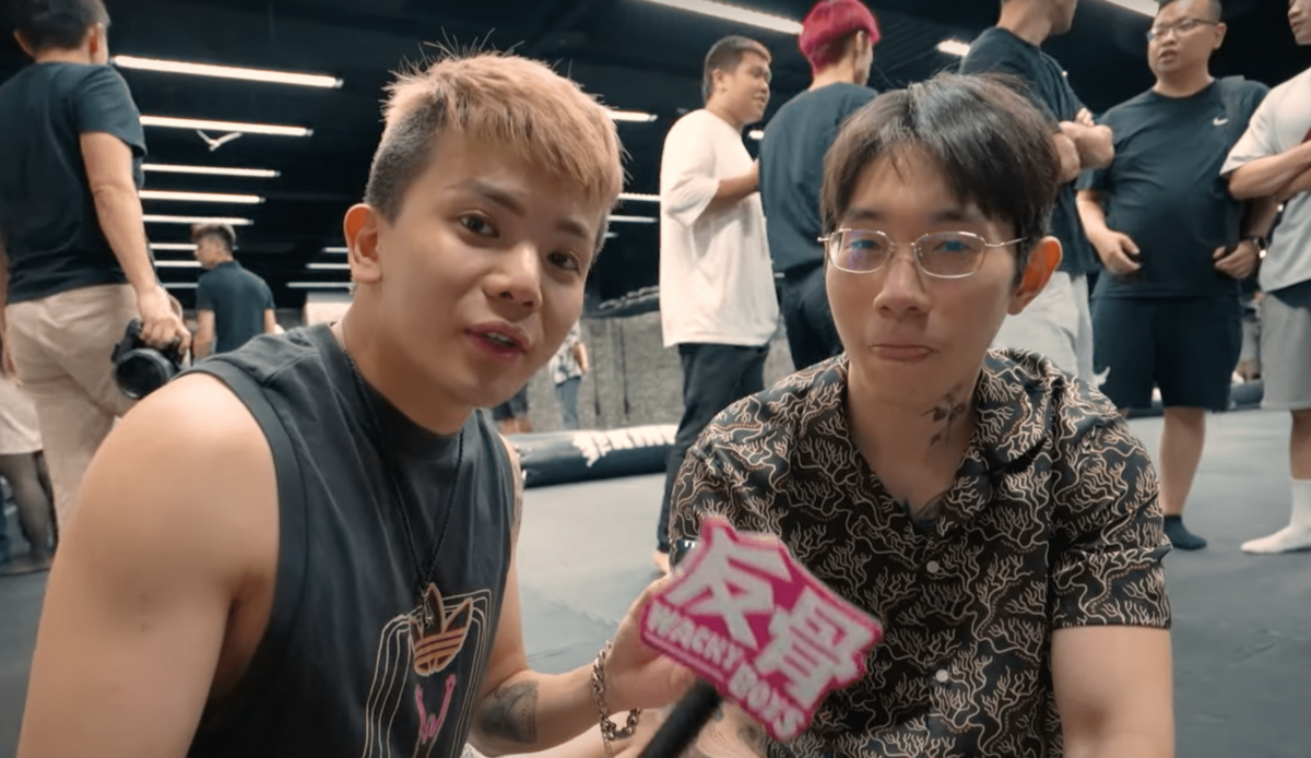 《拳下星城》賽前記者會時尼克星「瘋狂跳針」引發網友討論。 圖：翻攝自YT/WACKYBOYS 反骨男孩