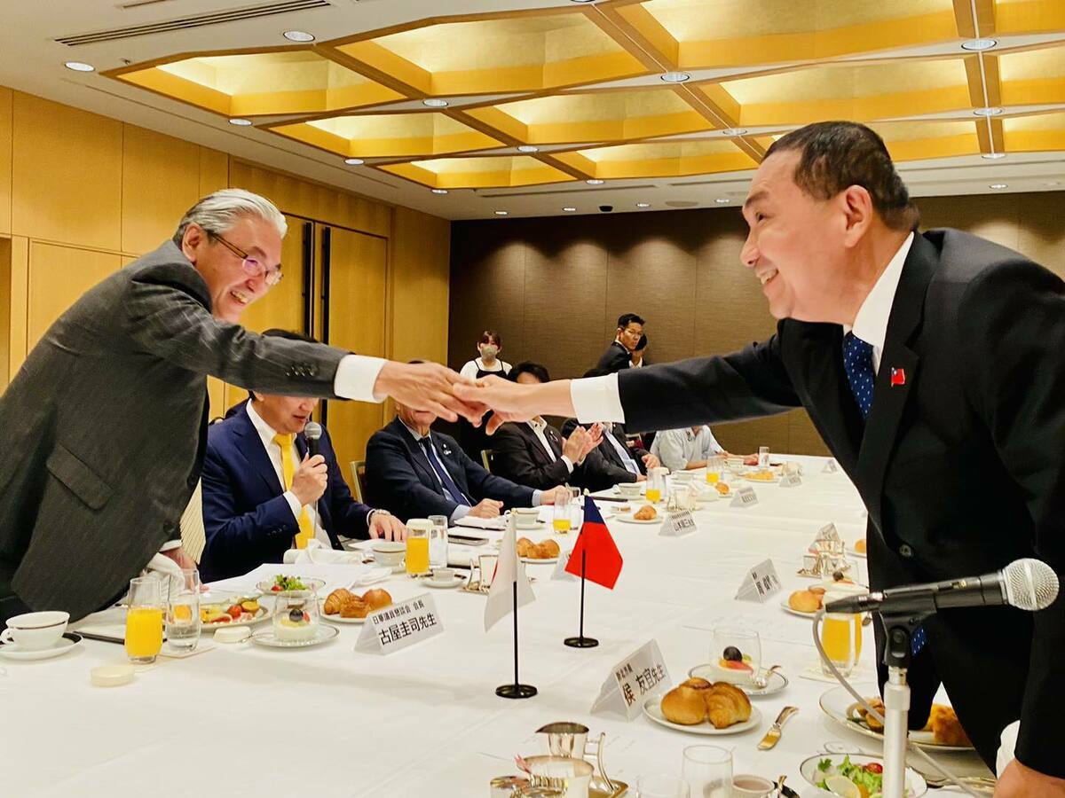 國民黨總統參選人侯友宜（右）與日華懇會長古屋圭司等十餘位參眾議員早餐。 圖：取自陳以信臉書粉專。