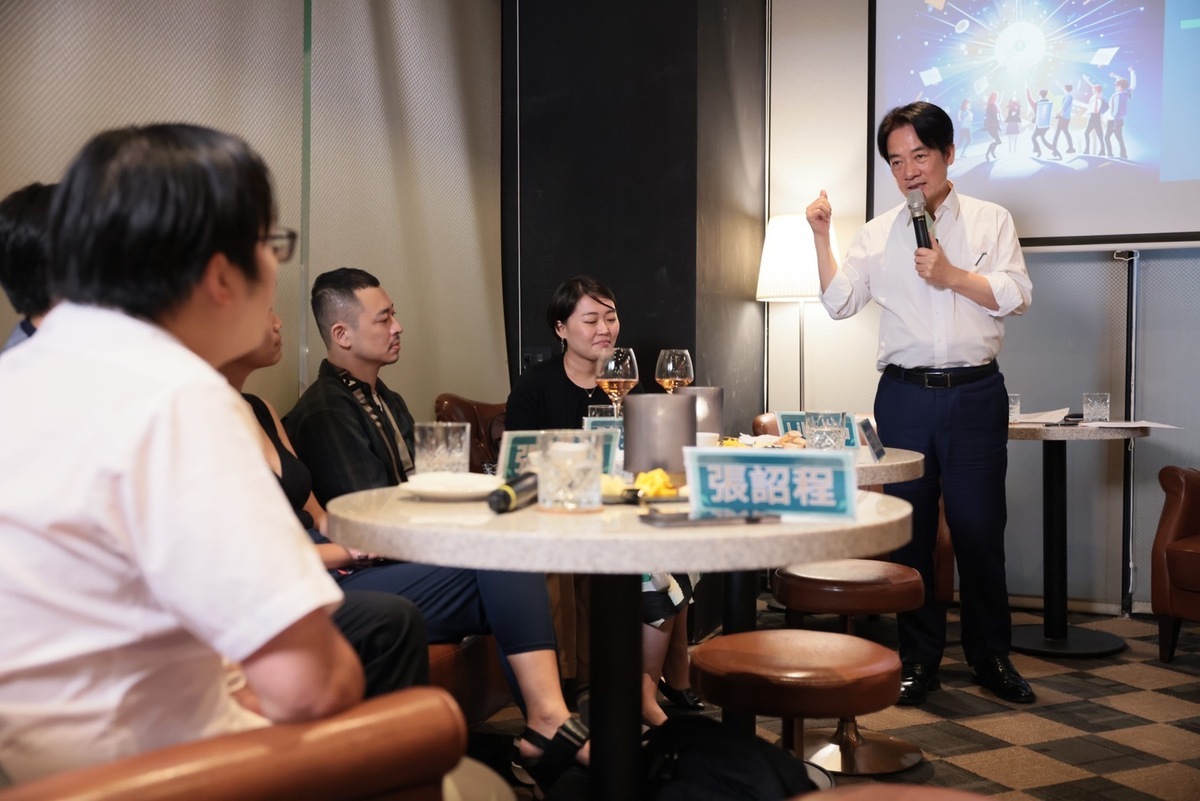 民進黨主席暨總統參選人賴清德1日晚間，在立法委員林靜儀委員、吳盈慧醫師的陪同下，出席「Under40青年座談會」，與多位30到40歲的醫生、工程師、科技業等跨領域的年輕世代夥伴舉行座談 圖：賴清德競辦提供