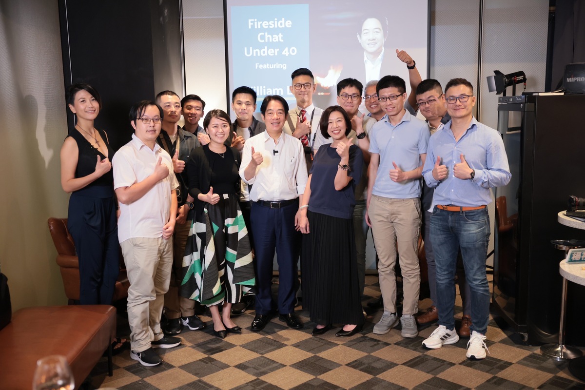民進黨主席暨總統參選人賴清德1日晚間，在立法委員林靜儀委員、吳盈慧醫師的陪同下，出席「Under40青年座談會」，與多位30到40歲的醫生、工程師、科技業等跨領域的年輕世代夥伴舉行座談 圖：賴清德競辦提供