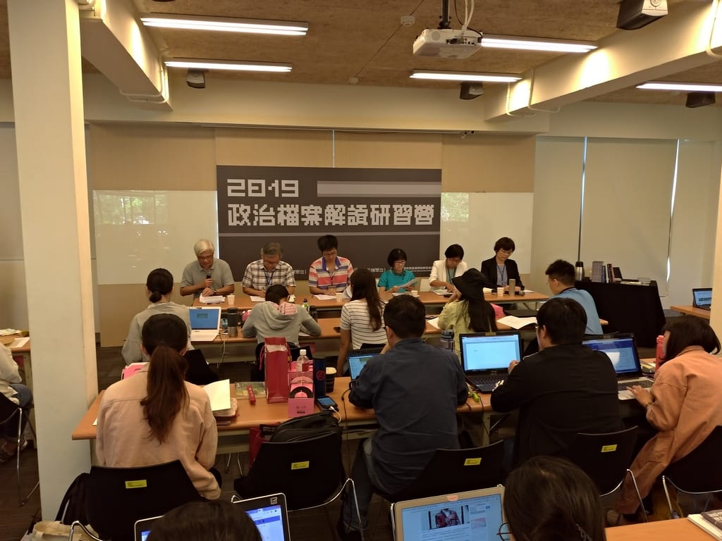 人權館2019年舉辦政治檔案解讀研習營，圖為學員們實作檔案解讀後交流討論。 圖：國家人權博物館提供