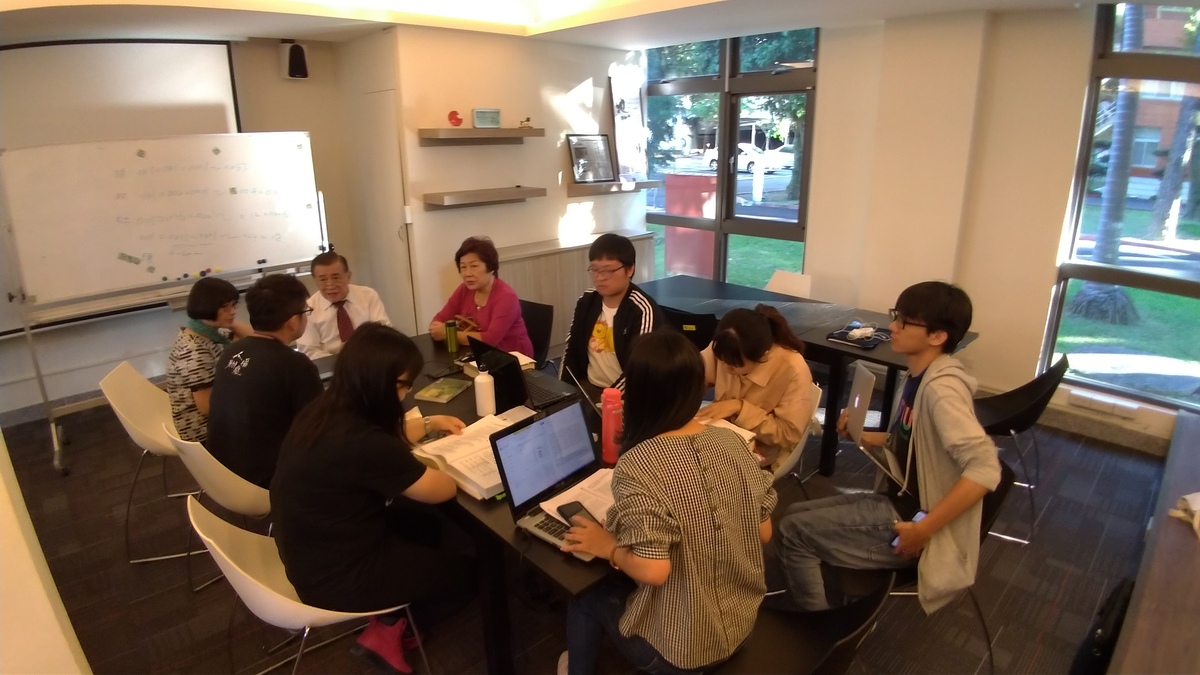 人權館2019年舉辦政治檔案解讀研習營，圖為實作課程，由台灣師範大學台灣史研究所范燕秋教授（左一）帶領學員訪談政治受難者陳中統（左三著白襯衫）。 圖：國家人權博物館提供
