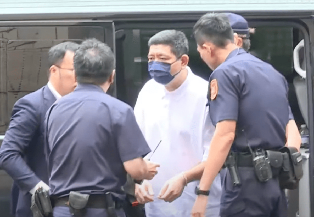 NONO身穿白色Polo上衣、戴著深藍色口罩現身北檢。 圖：翻攝自YT/TTV NEWS