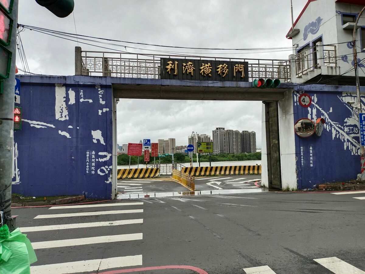 新北市府宣布，晚間22時起封閉大漢溪左岸三重重新橋至新莊21號越堤道間堤外便道，並同步關閉該路段橫移門（俗稱水門）及越堤道。 圖：新北市水利局/提供