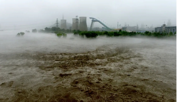 北京暴雨，三河交界的涿州面臨河水爆漲，水庫又大量排水，居民慘不堪言。 圖 : 翻攝自騰訊新聞