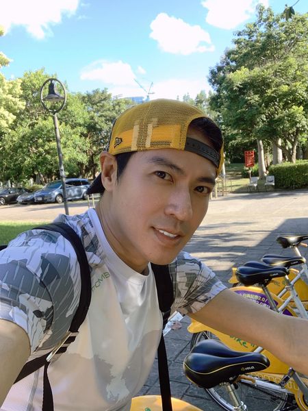 前男團紅孩兒成員王海輪，他表示因為手汗手術而中斷了演藝生涯，今與病友共同至衛福部陳情，要求禁止該項手術。 圖：翻攝自王海輪 粉絲專頁