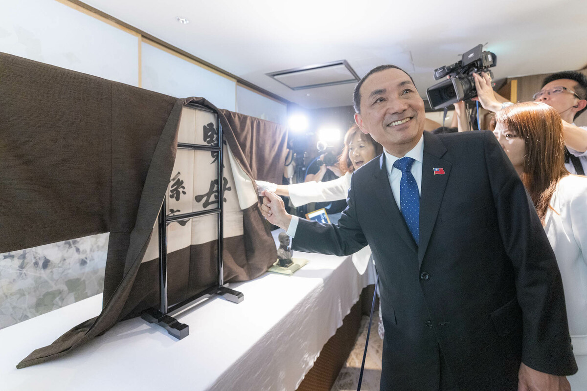 侯友宜參訪松本樓，看到當年國父孫中山先生為感念梅屋夫妻所寫下的「賢母」墨寶。 圖：侯友宜競選辦公室/提供