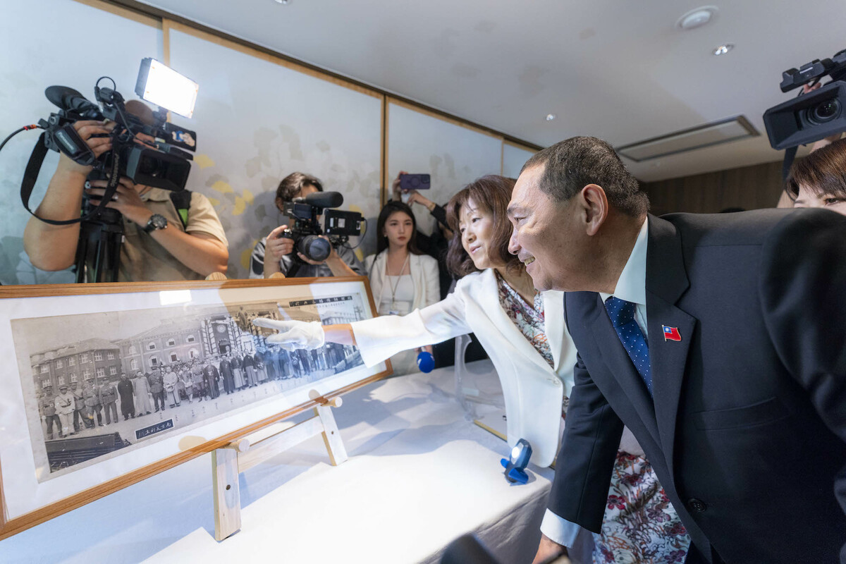 侯友宜拜訪位於東京的松本樓，觀覽到「總理銅像揭幕典禮」照片時駐足許久，緬懷照片中開國先賢。 圖：侯友宜競選辦公室/提供