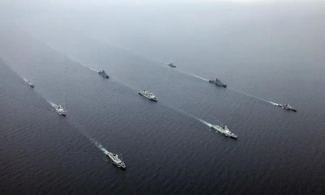 中俄海軍不僅演練了海上編隊訓練、聯合護航、聯合反潛和海上防空等「常規科目」，還出現了一個頗為敏感的新科目，那就是「艦載巡航導彈聯合對地打擊」。 圖：翻攝自新華網