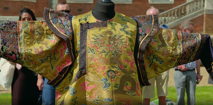 英國廣播公司《BBC》製播的古董鑑定節目《Antique Roadshow》近日重播了 2021 年 9 月的一期節目，介紹一件疑似來自中國的龍袍。 圖：翻攝自Antique Roadshow