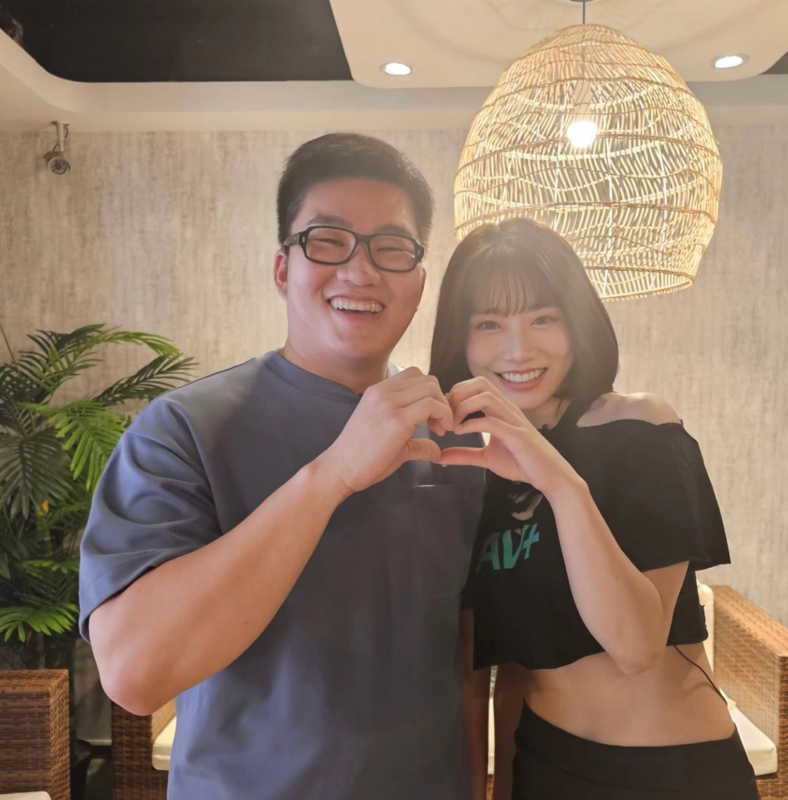 Joeman與日本AV女優「河北彩花」合照笑容藏不住。 圖：翻攝自IG＠joemanweng