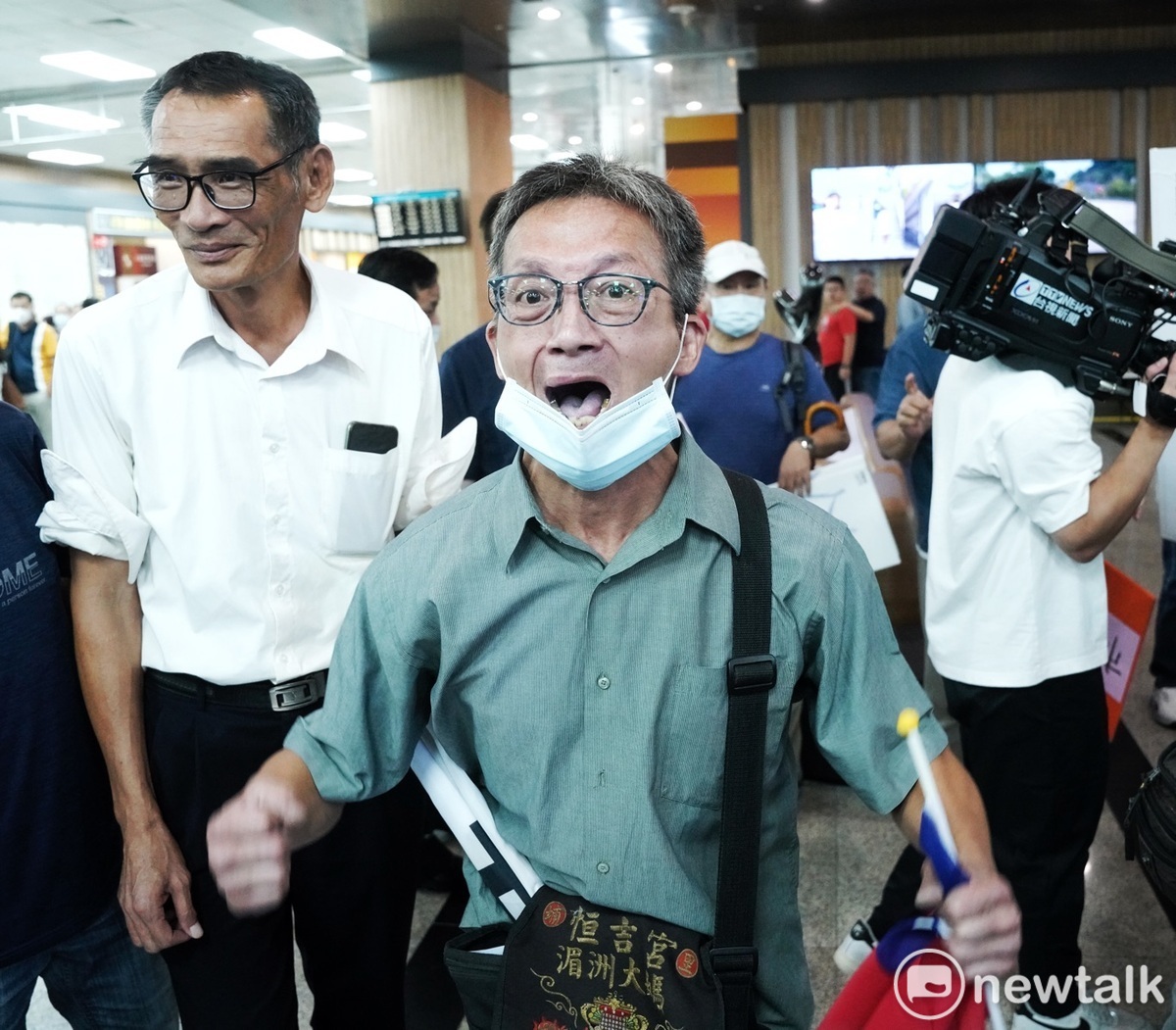 新北市民為了墓園一事要向侯友宜陳情，但被國民黨支持者層層包圍，陳情民眾只能高聲怒喊。 圖：張良一/攝