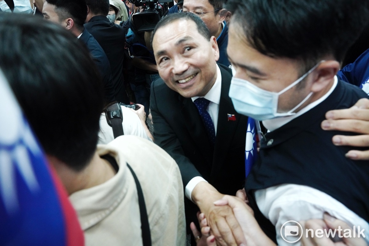 侯友宜返國，松山機場擠滿了支持與抗議的民眾，侯友宜在安全人員層層警戒下，看了一下現場的支持者。 圖：張良一/攝