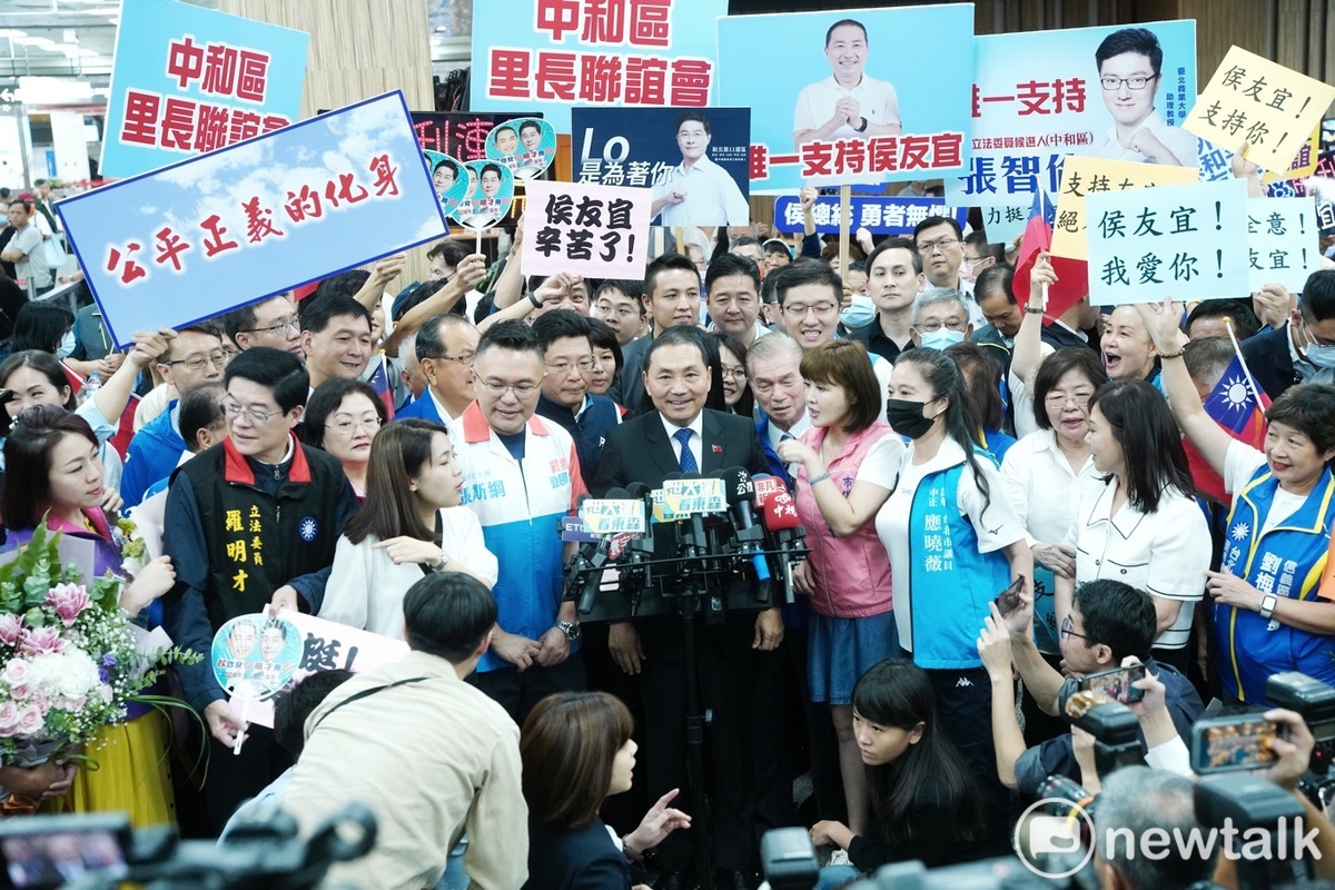 侯友宜在大批支持者的簇擁下發表返國談話。 圖：張良一/攝