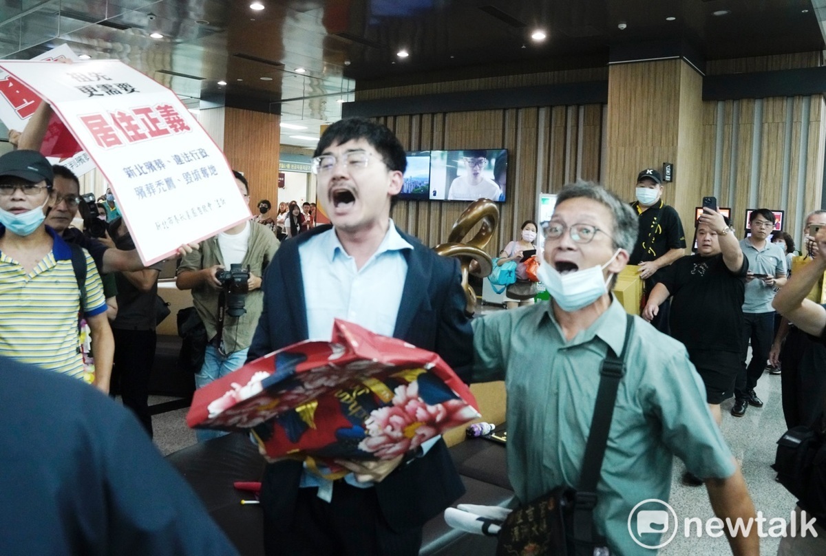 新北市民為了墓園一事要向侯友宜陳情，但被國民黨支持者層層包圍，陳情民眾只能高聲怒喊。 圖：張良一/攝