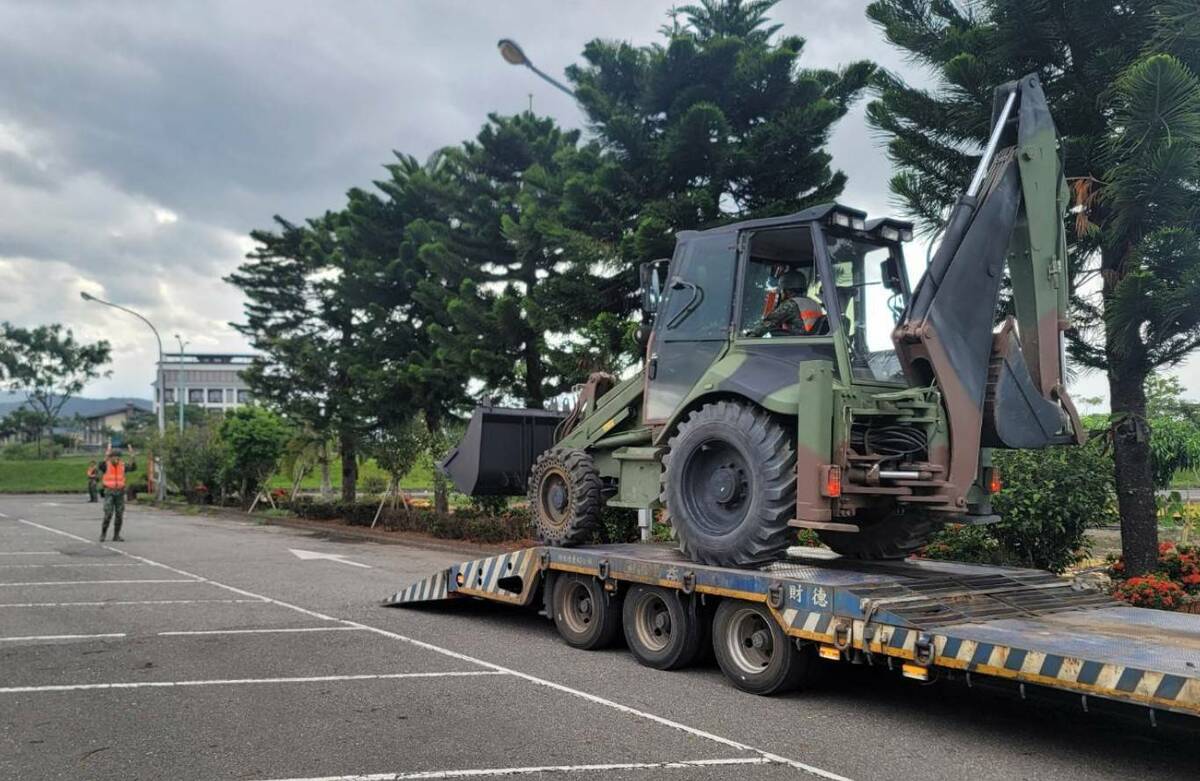 因應「卡努」颱風威脅，國軍880E型多功能工兵車於宜蘭冬山鄉天照宮完成預置，待命應援。 圖：第三作戰區提供