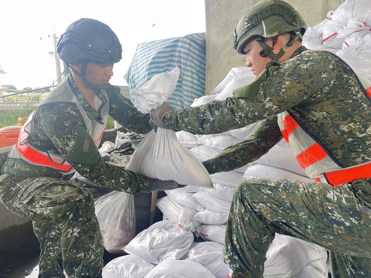 因應「卡努」颱風威脅，蘭陽地區指揮部派遣官兵至壯圍鄉公所實施沙包裝填。 圖：第三作戰區提供