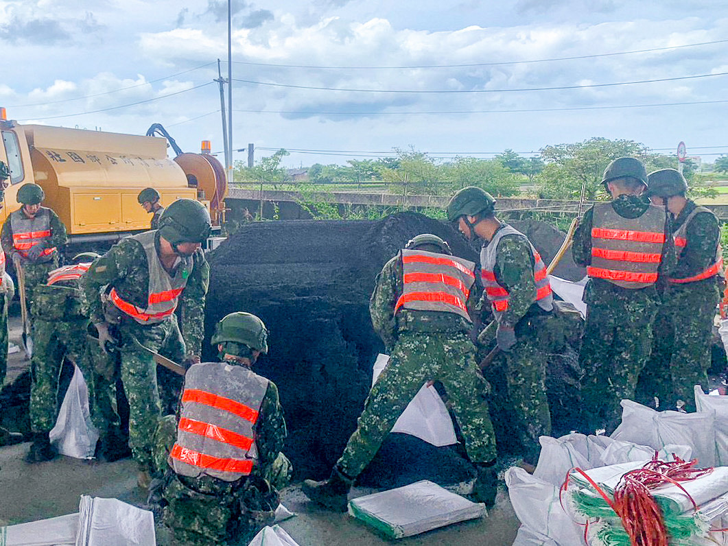因應「卡努」颱風威脅，蘭陽地區指揮部派遣官兵至壯圍鄉公所實施沙包裝填。 圖：第三作戰區提供