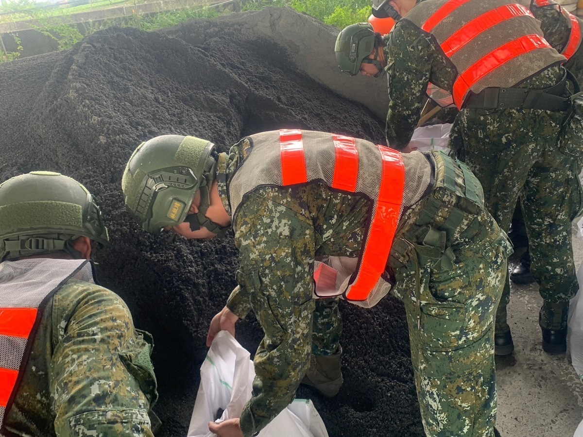 因應「卡努」颱風威脅，蘭陽地區指揮部派遣官兵至壯圍鄉公所實施沙包裝填。 圖：第三作戰區提供