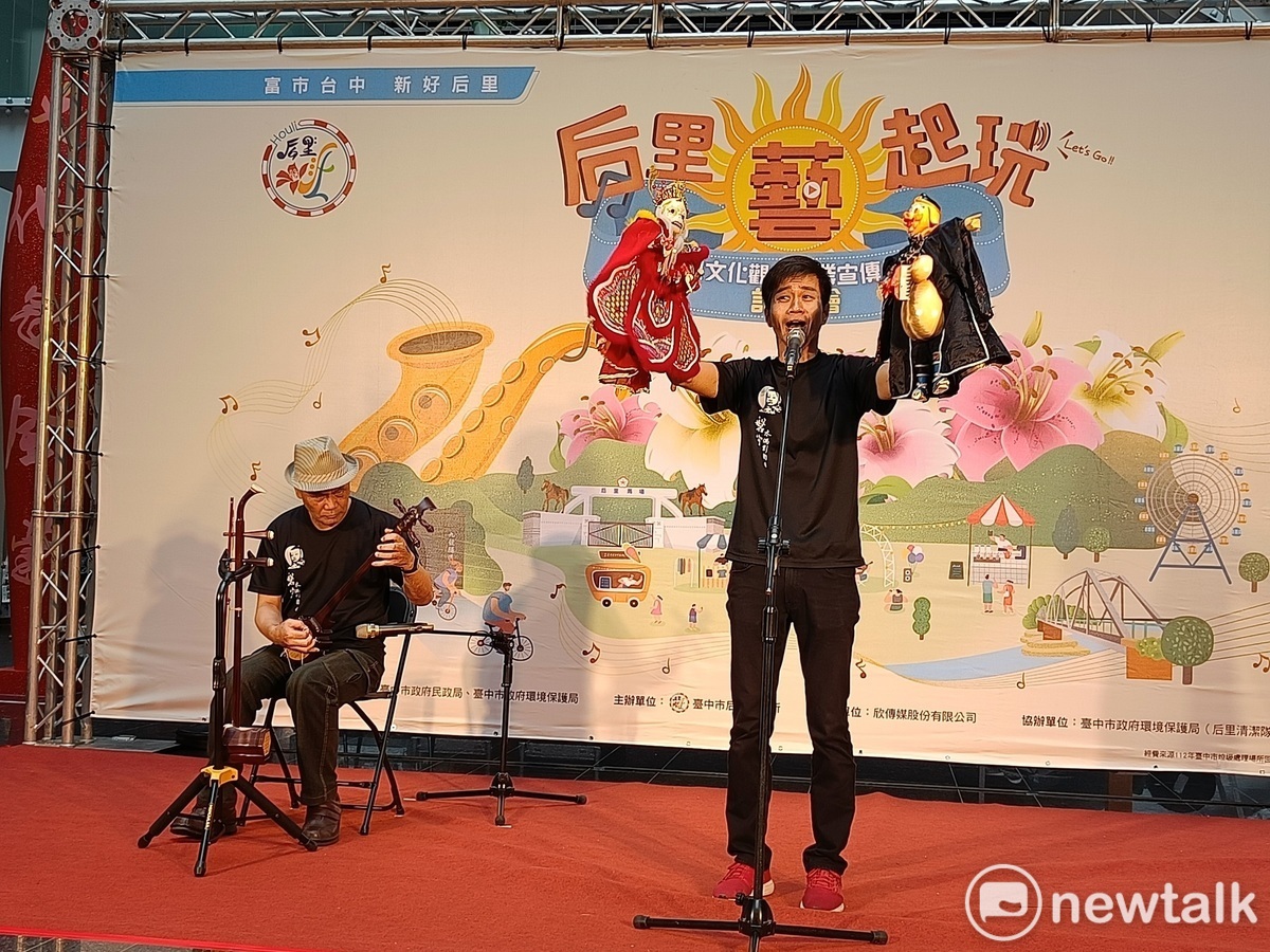磐宇木偶劇團兩位老師現場秀出絕活。 唐復年/攝