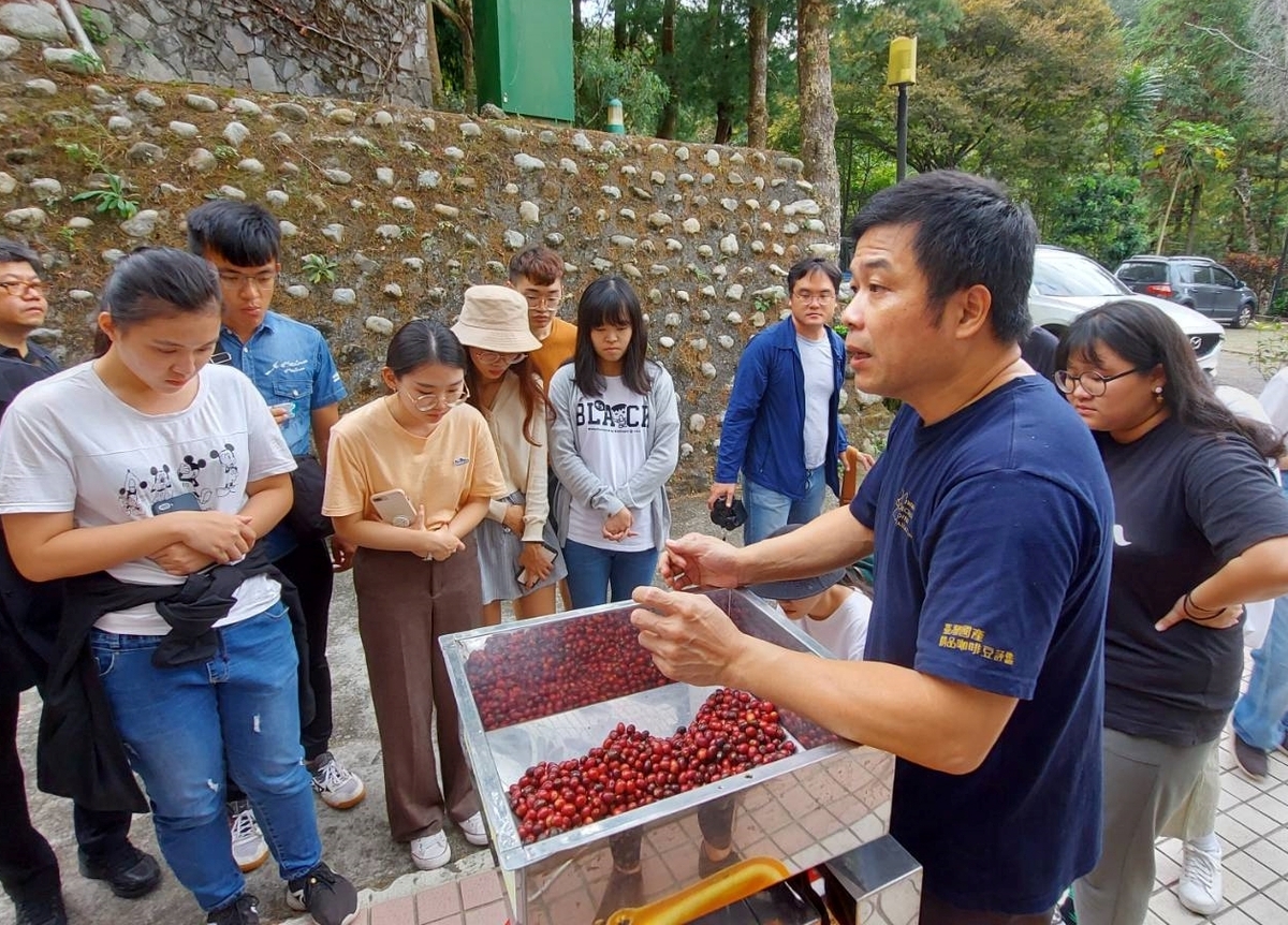 石岡分館邀具爸爸及小農身份的咖啡職人分享咖啡種植心得。 台中市政府文化局/提供