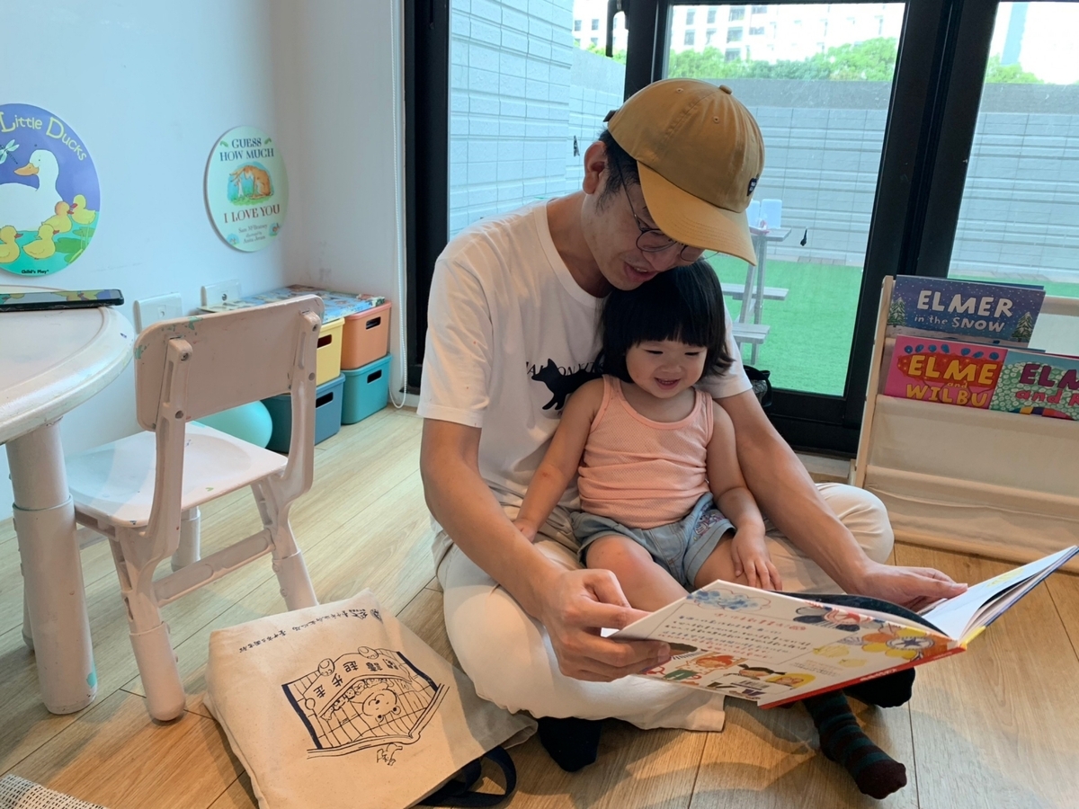 閱讀時光拉近與孩子們之間的距離，是最好的父親節禮物。 台中市政府文化局/提供