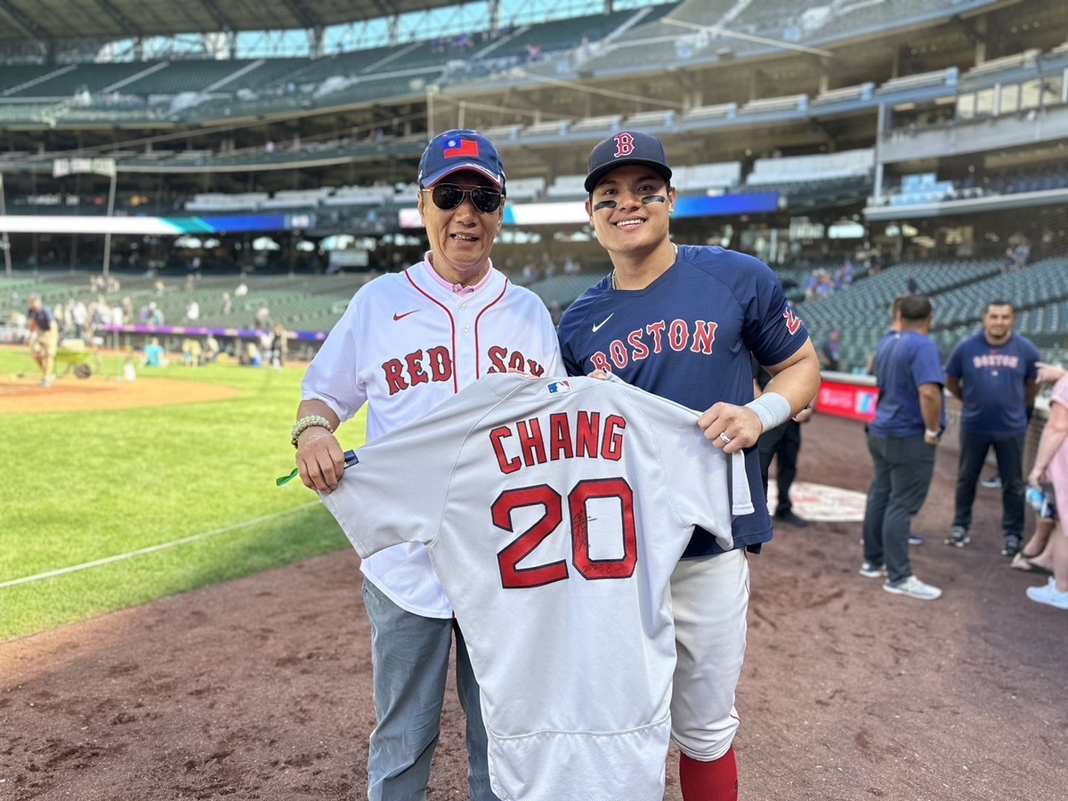 鴻海創辦人郭台銘在美國，特地去觀賞美國大聯盟（MLB）打拼的我國棒球好手「國防部長」張育成的球場表現。 圖：郭台銘辦公室/提供