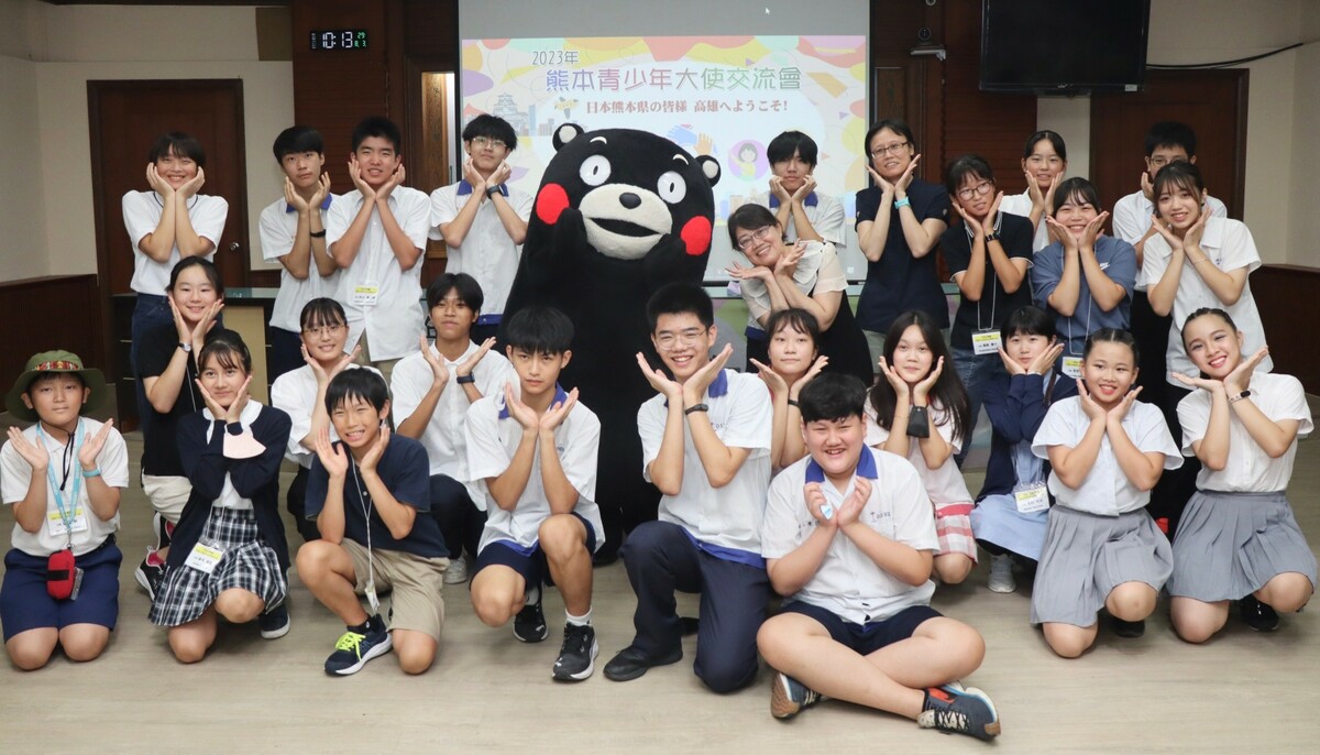 同學被熊本熊的萌樣圈粉。 圖：高雄市教育局提供