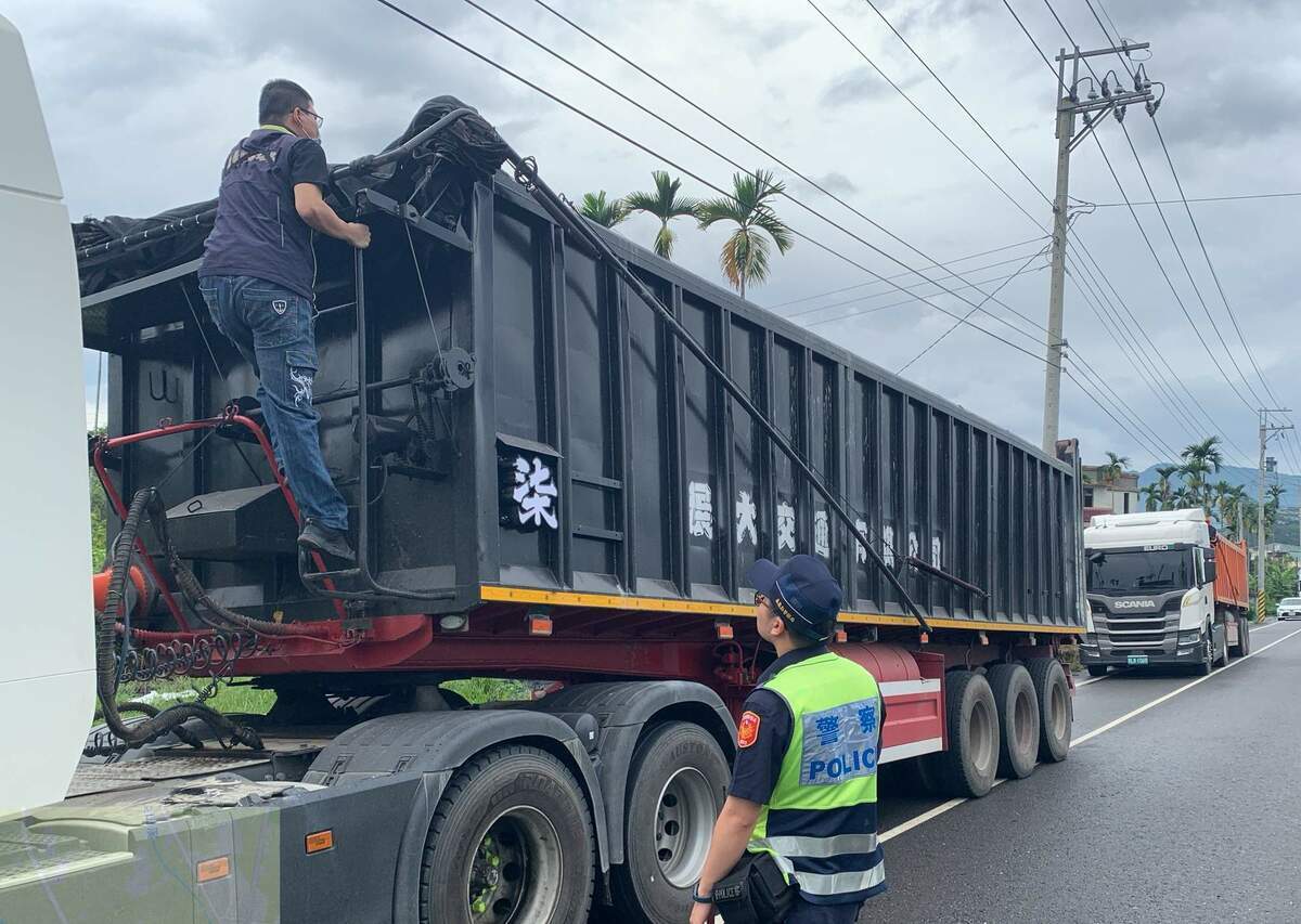 嘉義縣環保局聯合警方，合力攔查扣留6輛非法北土南送的載運車。 圖：嘉義縣政府/提供